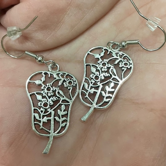 2/$25 or 3/$35 NWOT Silver Tulip and daisy cutout earrings - Picture 4 of 6